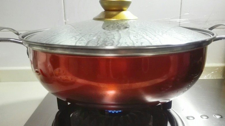 花椒海鲜菇滚刀胡萝卜块杂骨汤,调小火烧一个半小时
