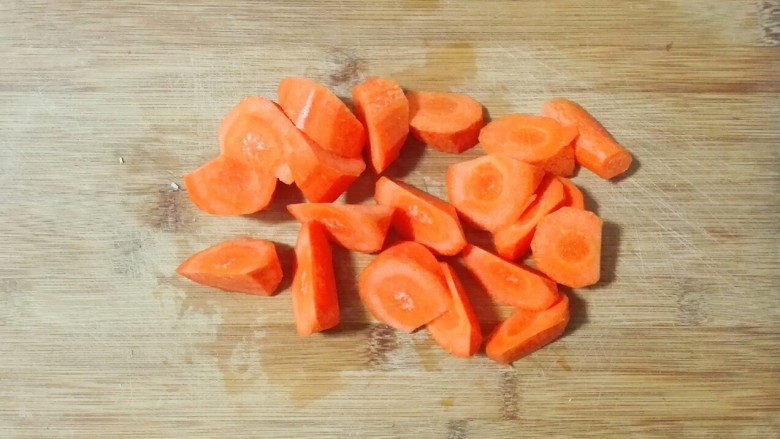 花椒海鲜菇滚刀胡萝卜块杂骨汤,切成滚刀块