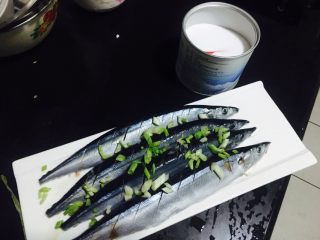 香煎秋刀鱼,用盐和葱花腌鱼15分钟