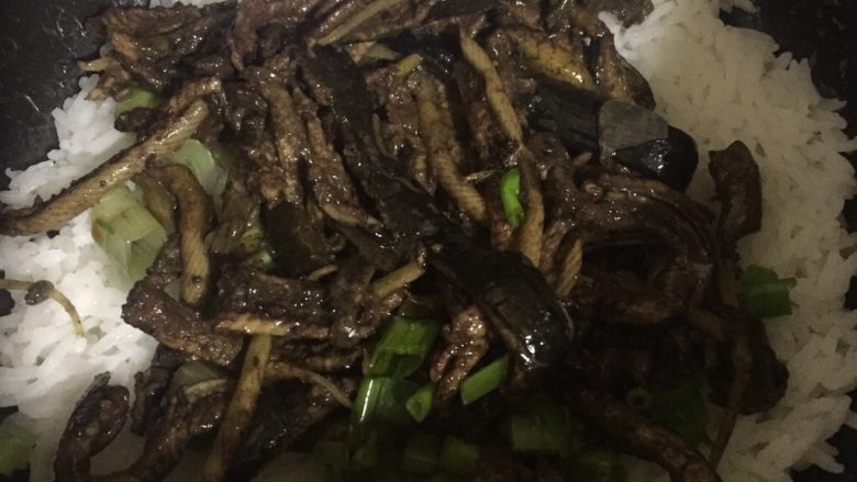 电饭锅煮出台山黄鳝饭的美味,五分钟后打开锅盖，香味扑面而来。