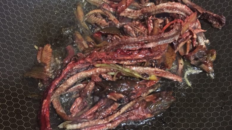 电饭锅煮出台山黄鳝饭的美味,倒入黄鳝翻炒。