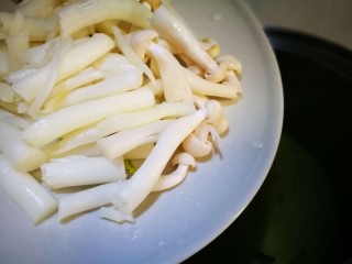 牡蛎菠菜,海鲜菇洗净切段焯水