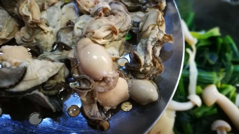 牡蛎菠菜,牡蛎焯水捞出