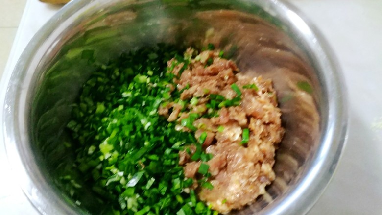 韭菜肉蒸饺,把肉馅和韭菜放在一起