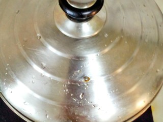 韭菜肉蒸饺,盖上盖，中火蒸十五分钟，关火焖三分钟。