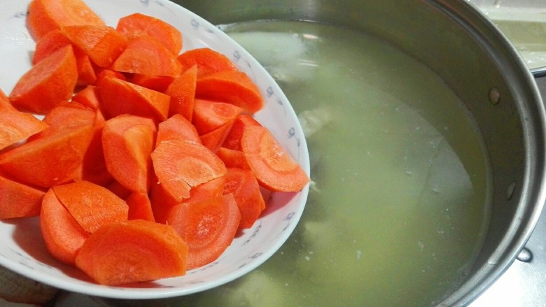 花椒海鲜菇滚刀胡萝卜块杂骨汤,烧一个半小时放胡萝卜块