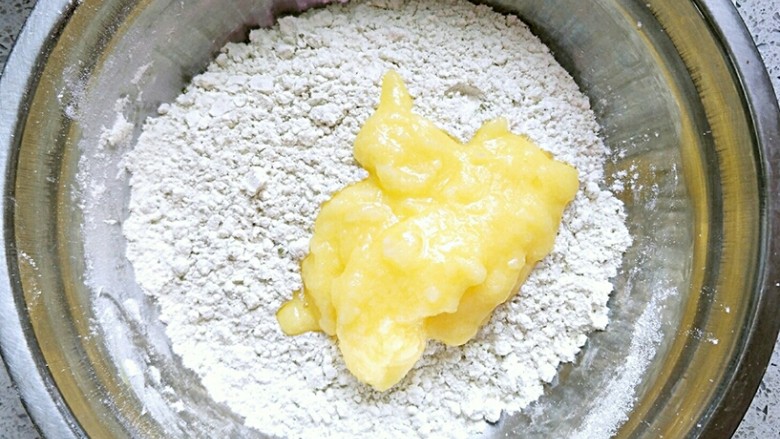 曲奇饼干,打发后，取一半黄油加入拌有可可粉的低筋面粉