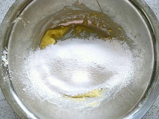 曲奇饼干,普通低筋面粉筛入剩下的黄油里