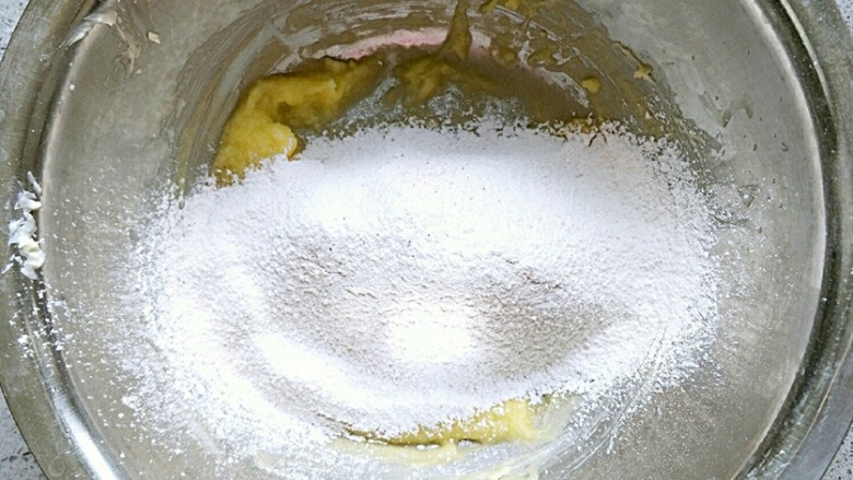 曲奇饼干,普通低筋面粉筛入剩下的黄油里