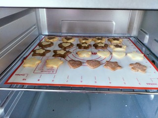 曲奇饼干,烤箱预热170度，烘烤20分钟，中间如果颜色过深记得覆盖锡纸