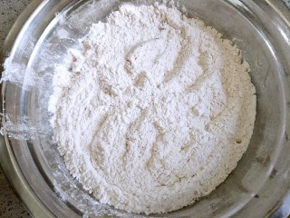 曲奇饼干,取60克低筋面粉，加入可可粉混合均匀