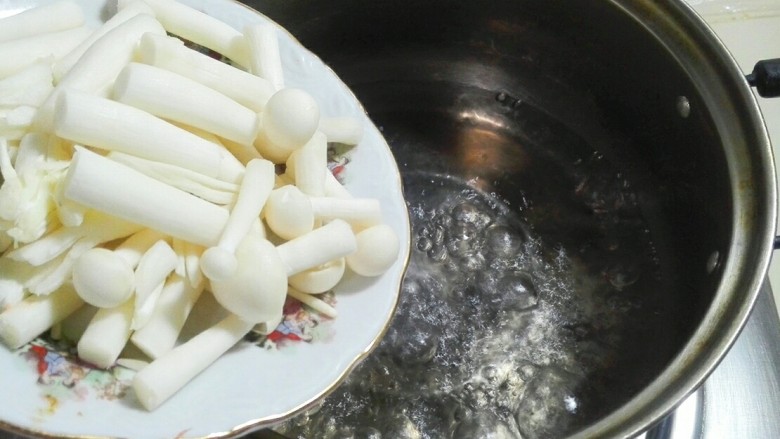花椒海鲜菇滚刀胡萝卜块杂骨汤,海鲜菇放开水锅里过一下水
