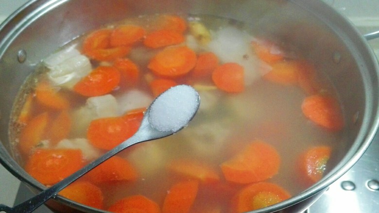 花椒海鲜菇滚刀胡萝卜块杂骨汤,放盐继续烧十分钟