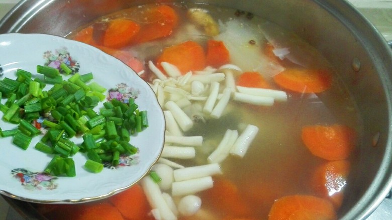 花椒海鲜菇滚刀胡萝卜块杂骨汤,放葱花