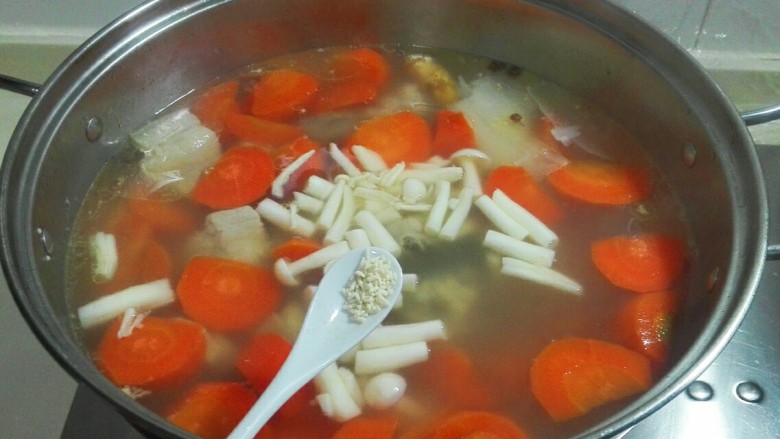 花椒海鲜菇滚刀胡萝卜块杂骨汤,放少许鸡精