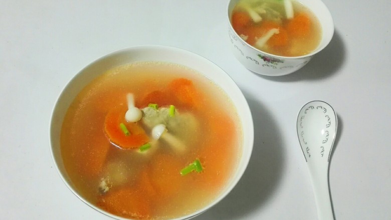 花椒海鲜菇滚刀胡萝卜块杂骨汤,盛汤碗里吃吧！