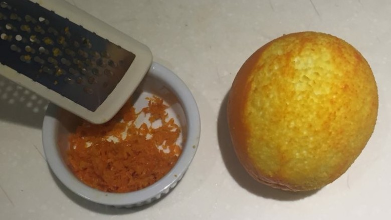 鐵鍋烤餅,橙子皮刨下成細末狀備用