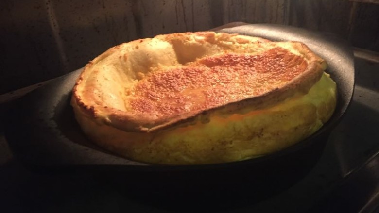 鐵鍋烤餅,烤到底部跟表面都變金褐色。