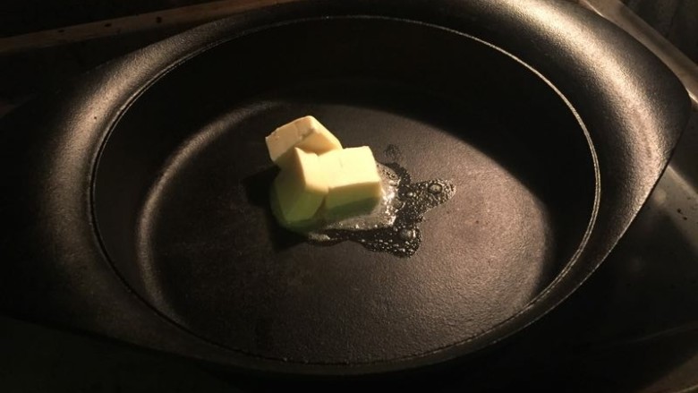鐵鍋烤餅,無鹽奶油放鐵鍋融化