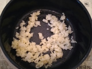 大富大贵黄金结,热锅加油放入米饭🍚，为了色泽更好看些，可以加入蛋黄调拌米饭