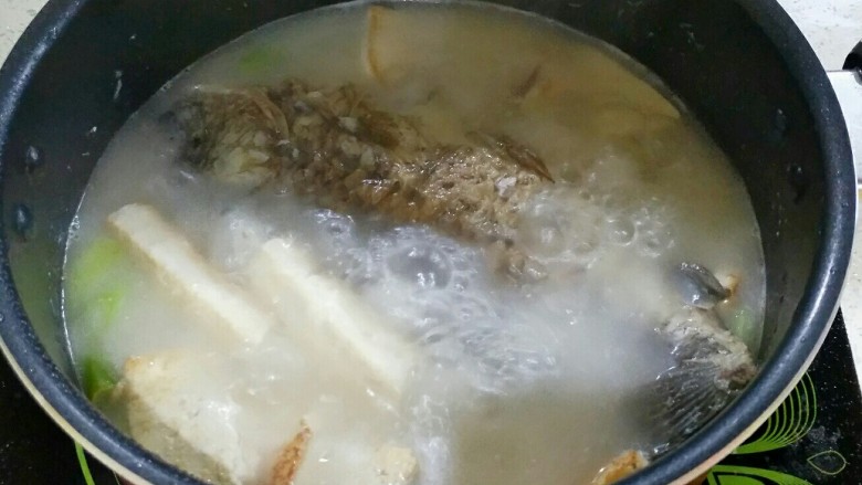 鲫鱼浓汤,改小火慢炖20分钟。