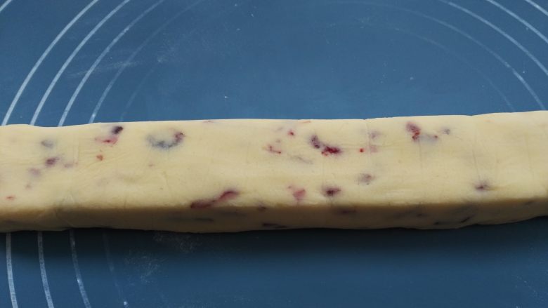 蔓越莓饼干,冷冻好的饼胚拿出来，用刀切成厚度均匀的片