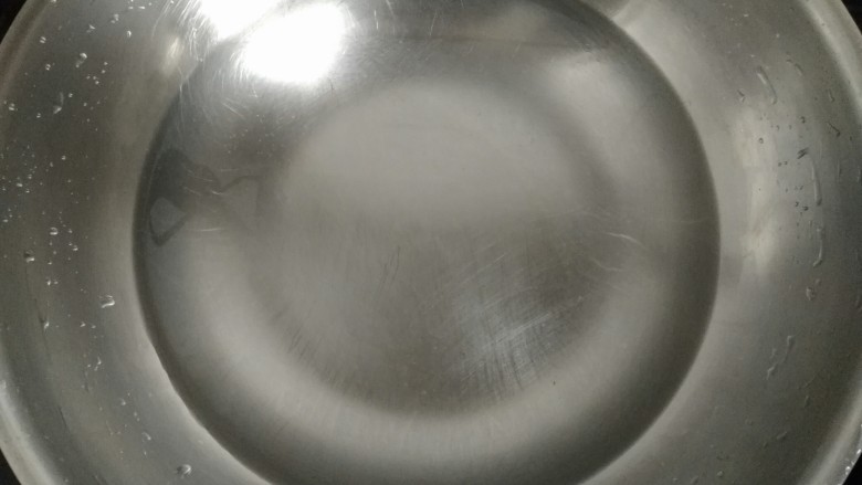 爆炒香芹,锅中放入适量清水烧开。