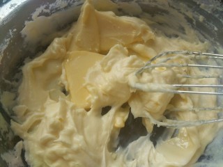 轻乳酪蛋糕,加入黄油搅拌融化