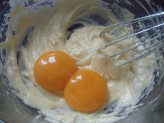 轻乳酪蛋糕,加入两个鸡蛋的蛋黄，蛋清放在另一个盆里备用