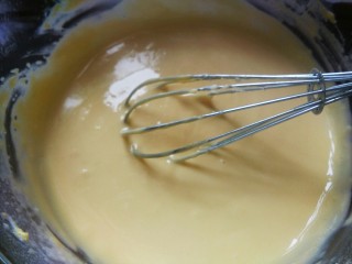 轻乳酪蛋糕,像这个样子，淡黄色可以顺滑滴落就放冰箱冷藏