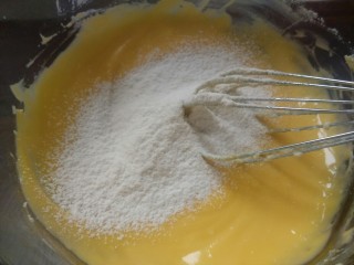 轻乳酪蛋糕,分两次过筛入低粉，过筛的面粉要搅拌到看不见干粉再加下一次