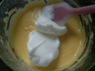 轻乳酪蛋糕,把三分之一蛋白霜加入芝士蛋黄糊里先拌匀