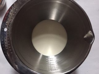 快手甜点奶油木糠杯,淡奶油倒入无水无油的干净盆内
