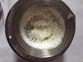 快手甜点奶油木糠杯,打蛋器打发至九成凝固状态
