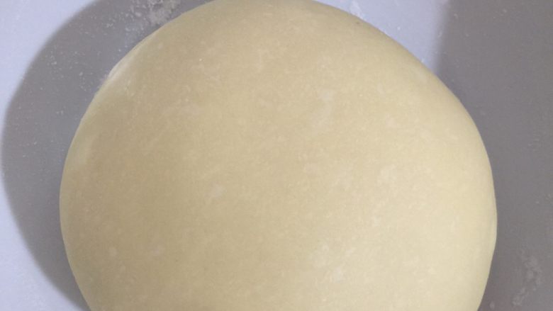 香软芝麻蜜豆包,取出面团稍微整理成表面光滑的面团，盖上保鲜膜开始进行一发，温度27-28，时间看状态