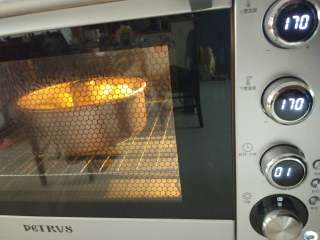 双拼花环面包,放入烤箱中层，170度20分钟