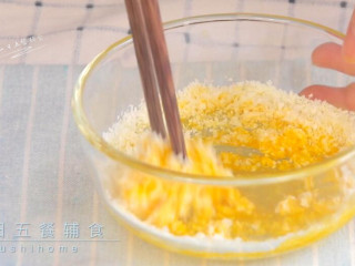 蛋黄米粉饼,取一个蛋黄打散，将5克婴儿米粉加入搅匀。
