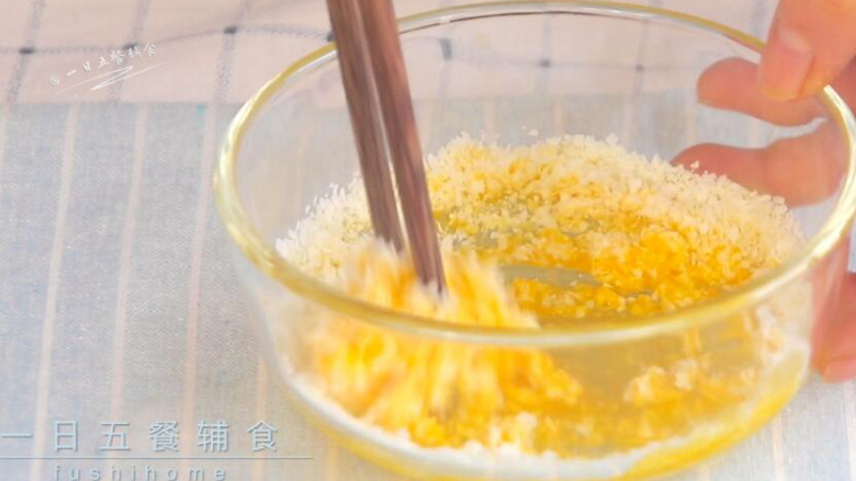 蛋黄米粉饼,取一个蛋黄打散，将5克婴儿米粉加入搅匀。
