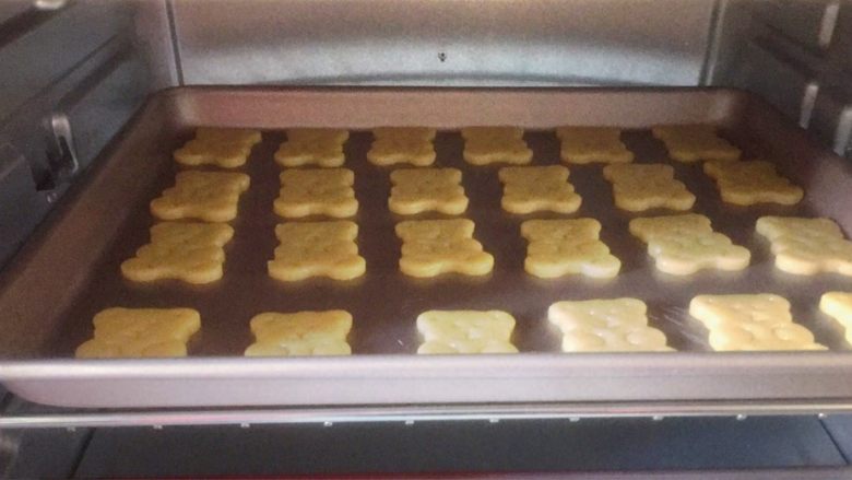 小熊饼干,将烤盘放入预热好的烤箱中层，上下火170度，烤18分钟，出炉晾凉即可。