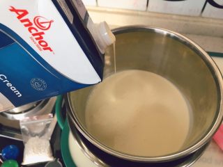 圣诞🎄裸蛋糕,将200克淡奶油倒入空盆中内，盆中要无水无油，倒入的淡奶油液体要漫过打蛋头的一半以上。