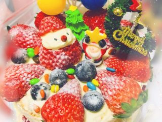 圣诞🎄裸蛋糕,切开的蛋糕中间夹心放层淡奶油，再放层草莓🍓其余发挥自己的创造力即可
