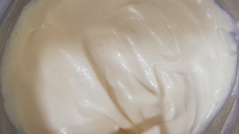 新手也能做的——柔软戚风蛋糕（8寸）,把翻拌均匀的蛋黄糊倒入剩下的蛋白霜里，继续是从两点钟划向自己胸口八点钟的位置翻拌均匀，这样就得到了戚风蛋面糊。
