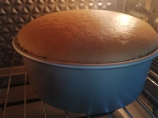 新手也能做的——柔软戚风蛋糕（8寸）,把模具放到烤网上，上下火140度60分钟，看看蛋糕在炉水成长，是不是行开心。时间和温度根据个家烤箱来调整哈。