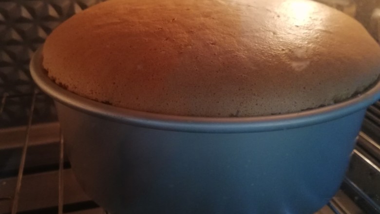 新手也能做的——柔软戚风蛋糕（8寸）,把模具放到烤网上，上下火140度60分钟，看看蛋糕在炉水成长，是不是行开心。时间和温度根据个家烤箱来调整哈。