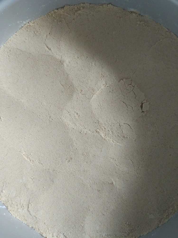 8寸木糠蛋糕,再铺一层160克的饼干粉，压实