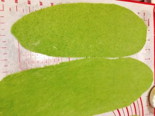 彩色蝴蝶面（蔬菜版）（10m+）,用压面机压面团，从一档压到六档，每档都压到光滑（每次压的时候都撒点干粉）。