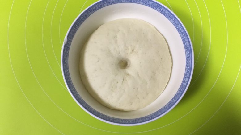 呆萌熊猫豆沙包,发酵到面团的2倍大小，用手指沾一点面粉戳一下，不会回缩即可
