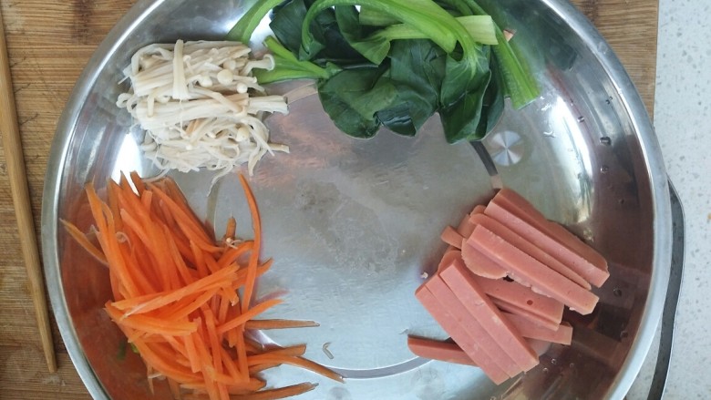 韩式蔬菜拌饭,把焯熟的蔬菜整齐的摆在盘子里，火腿不用焯。