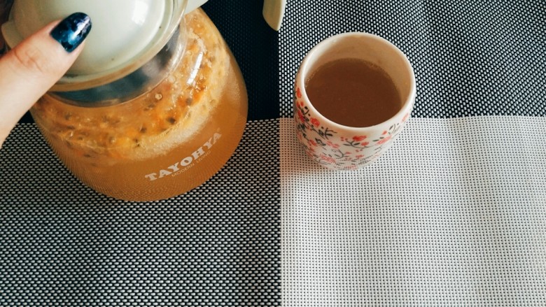 韩式蔬菜拌饭,剩下的梨汁也不要浪费，放入适量蜂蜜百香果，再加入无糖苏打水充分搅拌。蜂蜜梨汁百香果就好啦。