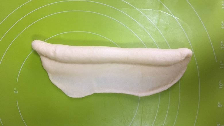 黄桃椰蓉心形面包,将长边擀薄，卷起来